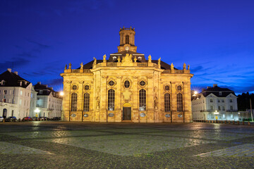 Ludwigskirche Saarbrücken von hinten zur blauen Stunde in Bodenperspektive