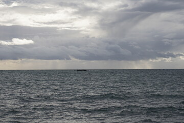 Fototapeta na wymiar Ciel nuageux au dessus de la mer .