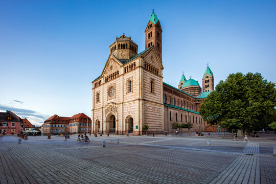 Kaiser- und Mariendom zu Speyer mit der typischen Ansicht zur D&auml;mmerung im letzten Licht
