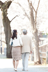 腕を組むシニア夫婦