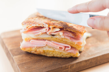 Sandwich monte cristo raspberry front view