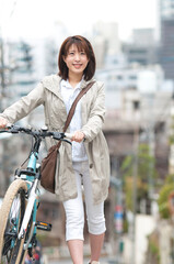 自転車を押す女性