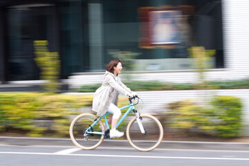 Fototapeta na wymiar 自転車に乗る女性