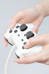 ゲームをする手元