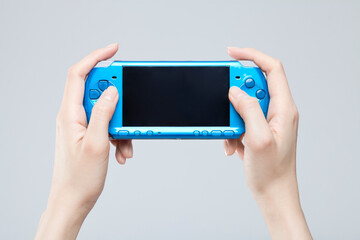 携帯ゲームをする手