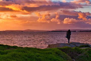 Fototapeta premium silhouette of a woman walking at sunset