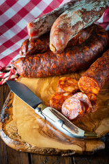 Embutido ibérico de carne de cerdo chorizo, salami, salchichón, morcilla,  lomo, lengua con navaja artesanal.