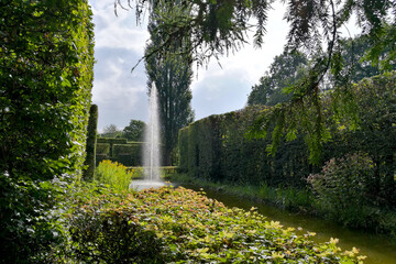 Springbrunnen im Botanischen Garten in Gütersloh, Botanischer Garten in Gütersloh im August	
