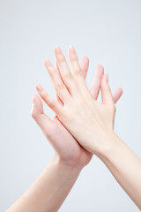 ハイタッチする男女の手