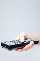 リモコンを持つ手