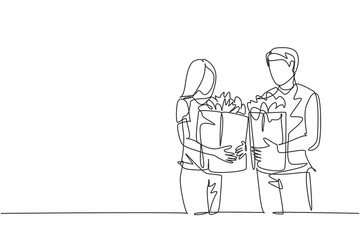 Single continuous line drawing young happy couple holding grocery paper bag after shopping at grocery store together. Buying daily goods concept. One line draw vector graphic design illustration