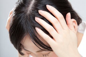 Naklejka premium 頭を抱える女性