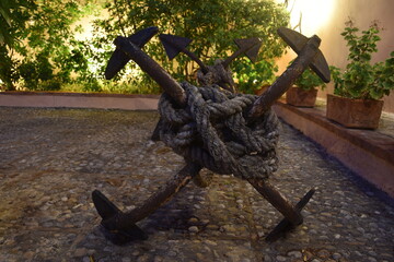 vecchia ancora in ferro con corda in fibra vegetale. Castello di Santa Flavia .Palermo, Sicilia