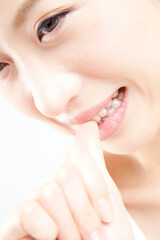 Naklejka premium 爪を噛む女性の手元