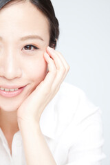 頬杖をつく女性