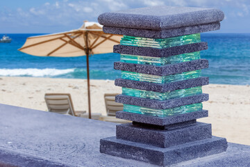 borne lumineuse sur plage tropicale 