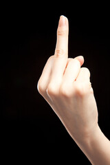 中指を立てる