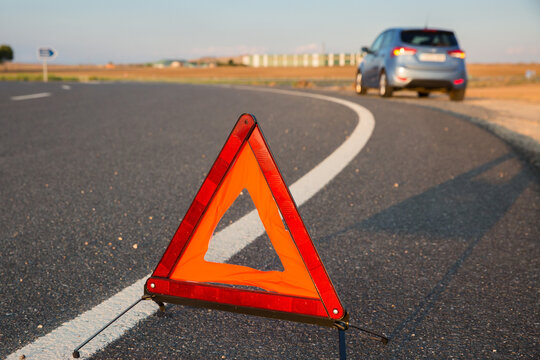 Tri&aacute;ngulo de emergencia en la carretera avisa de un veh&iacute;culo parado en la v&iacute;a p&uacute;blica