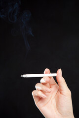 タバコを持つ手