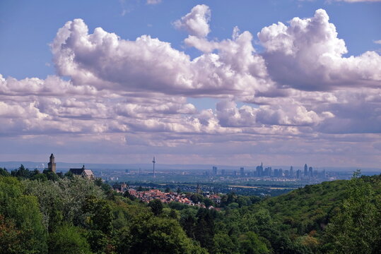 Blick von Kronberg im Taunus auf die Skyline Frankfurt