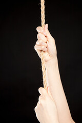 ロープを掴む手