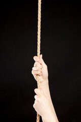 ロープを掴む手