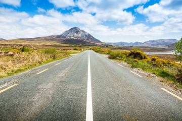 Einsame Straße in Irland mit schönem Berg Panorama im Hintergrund Spektakuläre Landschaft Wiese Natur Insel 