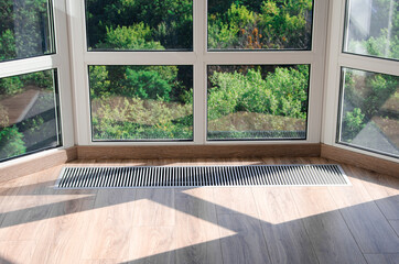 Protective grille mounted on the floor to heat the panoramic window