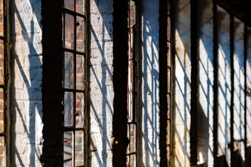 Fenster Gemäuer Lichteinfall Schatten Loft Flair Backstein Fabrik Ruine alt Lost Place Vintage...