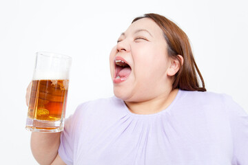 ビールを飲むメタボ女性