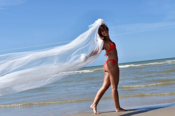 Femme qui s'amuse à la plage