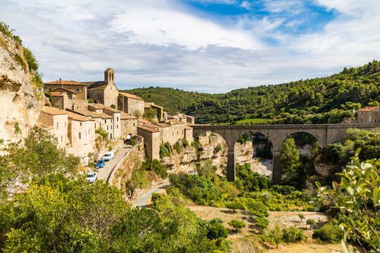 Vue sur le village m&eacute;di&eacute;val de Minerve (Occitanie, France)