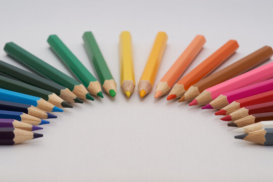 24色の色鉛筆を並べて撮影