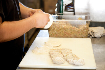 餃子を包む手元