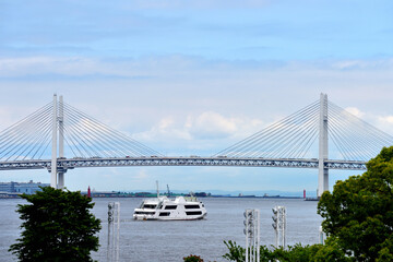 横浜港臨港パークに架かる石橋