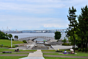 Fototapeta premium 横浜港臨港パークに架かる石橋