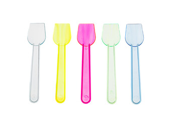 Palette da gelato di colore azzurro, rosa, verde, giallo e trasparente fotografate su sfondo bianco