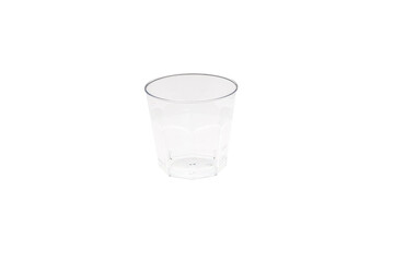 Bicchiere ottagonale trasparente fotografato su sfondo bianco