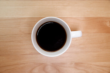 白いマグカップとコーヒー（真俯瞰）