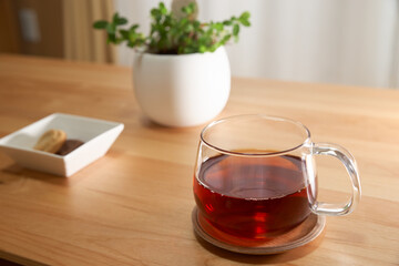 リビングで過ごす午後_紅茶とクッキーと観葉植物