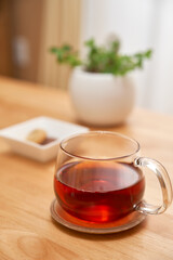 リビングで過ごす午後_紅茶とクッキーと観葉植物