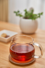 リビングで過ごす午後_紅茶とクッキーと観葉植物