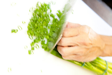 ネギを切る調理師の手元