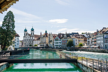 Luzern, Jesuitenkirche, Reuss, Altstadt, Nadelwehr, Spreuerbrücke, Brücke, Holzbrücke, Fluss, Altstadthäuser, Stadt, Stadtrundgang, Sommer, Schweiz