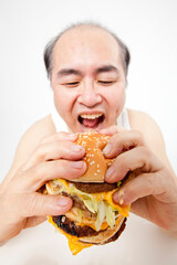 ハンバーガーを食べるメタボ男性