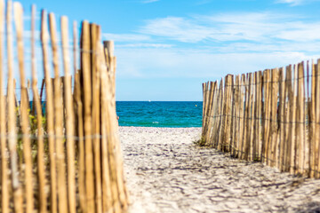 Chemin d'accès à la plage méditerranéenne de Villeuneuve-lès-Maguelone (Occitanie, France)