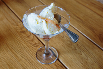 Delicious vanilla ice cream with caramel.