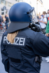 Polizistin in Uniform mit Helm