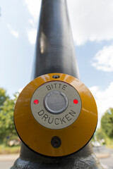 Bitte hier drücken - Ampelknopf in Nahaufnahme