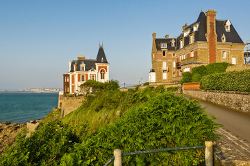 Beach, cliff and villa des Roches Brunes in Dinard, Brittany, France - obrazy, fototapety, plakaty